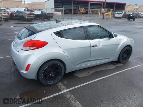 ✅ 2013 Hyundai Veloster w/Black Int • VIN: KMHTC6AD4DU163477 • Lot: 43326835. Wystawiony na IAAI z przebiegiem 109 212 mil. Bezpłatny archiwum sprzedaży aukcyjnych z USA i szczegółowy raport historii pojazdu na DreamBid. Zdjęcie 4.