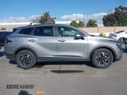 ✅ 2024 Kia Sportage LX • VIN: KNDPU3DFXR7304461 • Lot: 43588718. Wystawiony na IAAI z przebiegiem 33 674 mil. Bezpłatny archiwum sprzedaży aukcyjnych z USA i szczegółowy raport historii pojazdu na DreamBid. Zdjęcie 13.