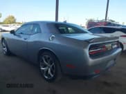 ✅ 2015 Dodge Challenger SXT Plus • VIN: 2C3CDZBGXFH700231 • Lot: 43407846. Wystawiony na IAAI z przebiegiem 129 305 mil. Bezpłatny archiwum sprzedaży aukcyjnych z USA i szczegółowy raport historii pojazdu na DreamBid. Zdjęcie 3.