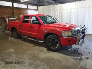 2008 Dodge Dakota SLT z VIN 1D7HW48N08S613234, wystawiony jako Copart lot #74524974 z przebiegiem 155 504 mil mil oraz Szkoda całkowita • Salvage title. Historia ofert i sprzedaży dostępna na DreamBid. Obrazek 4.