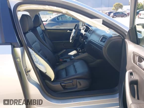 ✅ 2014 Volkswagen Jetta SE • VIN: 3VWD17AJ6EM254814 • Lot: 43504754. Wystawiony na IAAI z przebiegiem 101 676 mil. Bezpłatny archiwum sprzedaży aukcyjnych z USA i szczegółowy raport historii pojazdu na DreamBid. Zdjęcie 5.