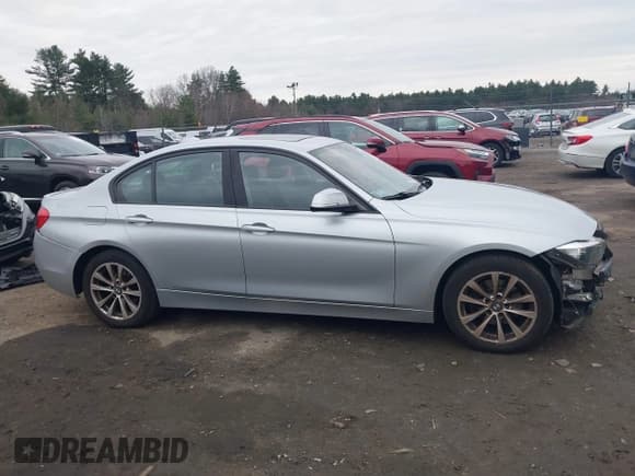 ✅ 2017 BMW 3 Series 320i xDrive • VIN: WBA8E5G30HNU45349 • Lot: 43776957. Wystawiony na IAAI z przebiegiem 84 130 mil. Bezpłatny archiwum sprzedaży aukcyjnych z USA i szczegółowy raport historii pojazdu na DreamBid. Zdjęcie 13.
