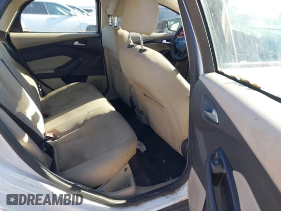 ✅ 2017 Ford Focus SE • VIN: 1FADP3K24HL259538 • Lot: 43701564. Wystawiony na IAAI z przebiegiem 184 903 mil. Bezpłatny archiwum sprzedaży aukcyjnych z USA i szczegółowy raport historii pojazdu na DreamBid. Zdjęcie 8.