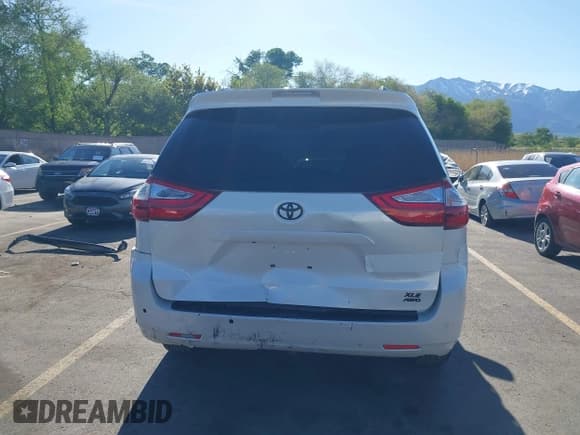 ✅ 2017 Toyota Sienna XLE • VIN: 5TDDZ3DC4HS169833 • Lot: 42215043. Listed on IAAI with 56,915 mi. Free auction sales archive from the USA and detailed vehicle history report at DreamBid. Image 16.