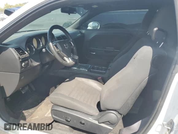 ✅ 2013 Dodge Challenger SXT • VIN: 2C3CDYAG7DH517779 • Lot: 70647364. Wystawiony na Copart z przebiegiem 208 186 mil. Bezpłatny archiwum sprzedaży aukcyjnych z USA i szczegółowy raport historii pojazdu na DreamBid. Zdjęcie 7.