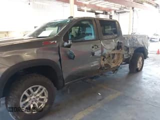 ✅ 2020 Chevrolet Silverado 1500 RST • VIN: 3GCUYEET3LG358879 • Lot: 43062504. Wystawiony na IAAI z przebiegiem 50 762 mil. Bezpłatny archiwum sprzedaży aukcyjnych z USA i szczegółowy raport historii pojazdu na DreamBid. Zdjęcie 6.