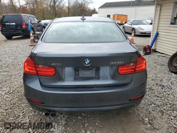 ✅ 2015 BMW 3 Series 328i xDrive • VIN: WBA3B5G59FNS13740 • Лот: 85414495. Опубликован ранее на Copart с пробегом 102 787 миль. Бесплатный доступ к архиву аукционных продаж из США и подробный отчёт об истории автомобиля на DreamBid. Изображение 6.
