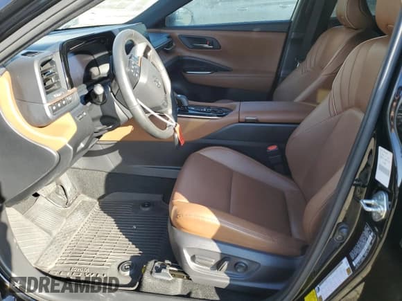 ✅ 2025 Toyota Crown XLE • VIN: JTDACAAJ0S3008450 • Lot: 82568575. Wystawiony na Copart z przebiegiem 53 939 mil. Bezpłatny archiwum sprzedaży aukcyjnych z USA i szczegółowy raport historii pojazdu na DreamBid. Zdjęcie 7.