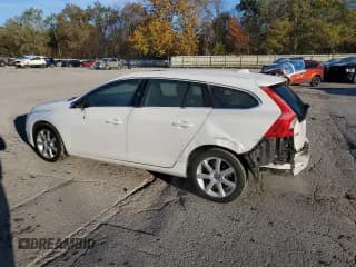✅ 2017 Volvo V60 Premier • VIN: YV140MSK6H1360218 • Лот: 90469595. Опубликован ранее на Copart с пробегом 60 702 миль. Бесплатный доступ к архиву аукционных продаж из США и подробный отчёт об истории автомобиля на DreamBid. Изображение 2.