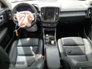 ✅ 2023 Volvo XC40 Ultimate Dark Theme • VIN: YV4L12UX7P2002708 • Lot: 66403165. Wystawiony na Copart z przebiegiem 16 116 mil. Bezpłatny archiwum sprzedaży aukcyjnych z USA i szczegółowy raport historii pojazdu na DreamBid. Zdjęcie 8.