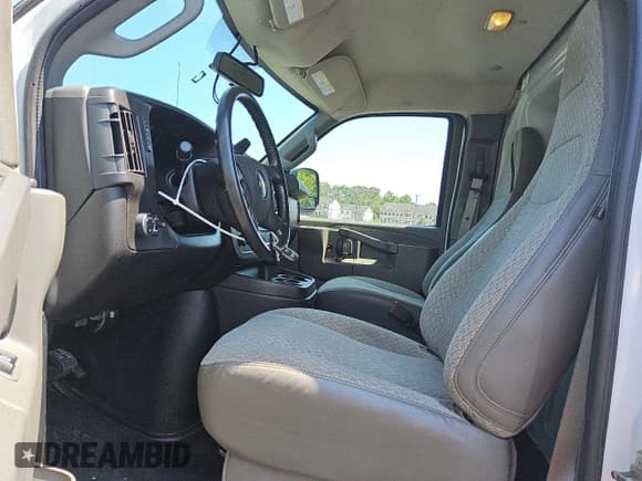 ✅ 2021 Chevrolet Express Cargo • VIN: 1GCWGAF72M1167380 • Lot: 62544795. Wystawiony na Copart z przebiegiem 84 845 mil. Bezpłatny archiwum sprzedaży aukcyjnych z USA i szczegółowy raport historii pojazdu na DreamBid. Zdjęcie 7.