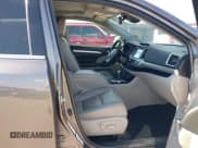 ✅ 2017 Toyota Highlander XLE • VIN: 5TDJZRFH5HS405565 • Лот: 43279792. Опубликован ранее на IAAI с пробегом 87 981 миль. Бесплатный доступ к архиву аукционных продаж из США и подробный отчёт об истории автомобиля на DreamBid. Изображение 5.