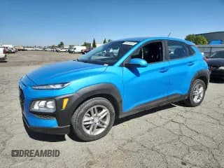 ✅ 2019 Hyundai Kona SE • VIN: KM8K1CAA6KU256133 • Лот: 85010615. Опубликован ранее на Copart с пробегом 117 697 миль. Бесплатный доступ к архиву аукционных продаж из США и подробный отчёт об истории автомобиля на DreamBid. Изображение 1.