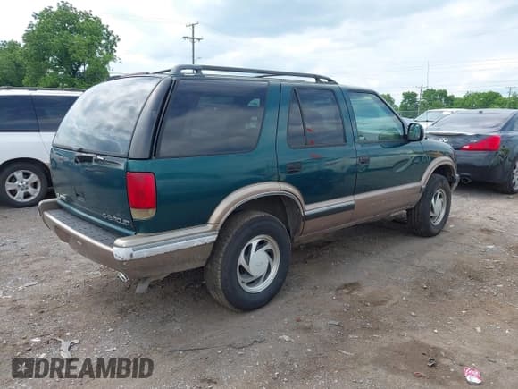 ✅ 1997 Chevrolet Blazer LS • VIN: 1GNDT13W8V2229785 • Lot: 42222096. Wystawiony na IAAI z przebiegiem 244 955 mil. Bezpłatny archiwum sprzedaży aukcyjnych z USA i szczegółowy raport historii pojazdu na DreamBid. Zdjęcie 4.