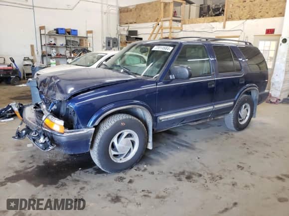 2001 Chevrolet Blazer LT z VIN 1GNDT13W01K224400, wystawiony jako Copart lot #72014684 z przebiegiem 46 747 mil mil oraz Szkoda całkowita • Salvage title. Historia ofert i sprzedaży dostępna na DreamBid. Obrazek 1.