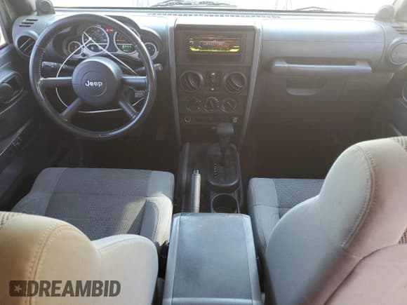 ✅ 2007 Jeep Wrangler Unlimited Sahara • VIN: 1J4GB59197L165422 • Лот: 92529785. Опубликован ранее на Copart с пробегом 148 377 миль. Бесплатный доступ к архиву аукционных продаж из США и подробный отчёт об истории автомобиля на DreamBid. Изображение 8.