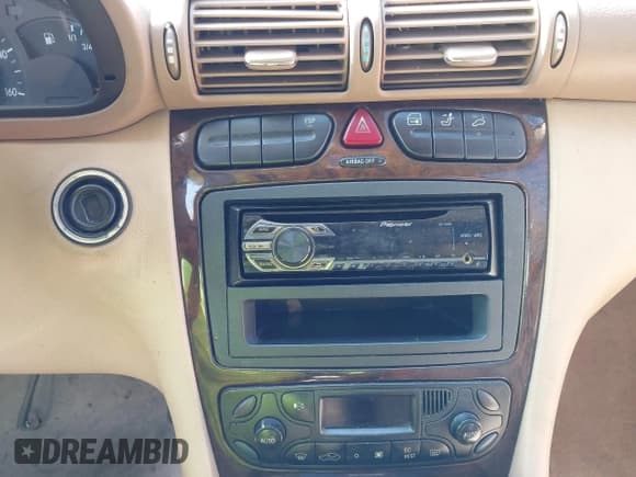 ✅ 2002 Mercedes-Benz C 230/260/280/320 • VIN: WDBRF64J52E001466 • Lot: 41984606. Wystawiony na IAAI z przebiegiem 122 482 mil. Bezpłatny archiwum sprzedaży aukcyjnych z USA i szczegółowy raport historii pojazdu na DreamBid. Zdjęcie 13.