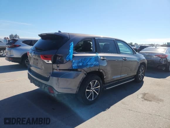 ✅ 2017 Toyota Highlander XLE • VIN: 5TDKZRFH2HS509077 • Lot: 86220585. Listed on Copart with 138,732 mi. Free auction sales archive from the USA and detailed vehicle history report at DreamBid. Image 3.