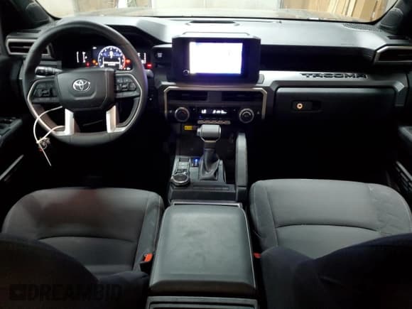 ✅ 2024 Toyota Tacoma SR5 • VIN: 3TMLB5JN0RM042399 • Lot: 85161055. Wystawiony na Copart z przebiegiem 25 732 mil. Bezpłatny archiwum sprzedaży aukcyjnych z USA i szczegółowy raport historii pojazdu na DreamBid. Zdjęcie 8.