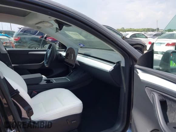 ✅ 2024 Tesla Model Y • VIN: 7SAYGDED7RA324921 • Лот: 43241623. Опубликован ранее на IAAI с пробегом 11 376 миль. Бесплатный доступ к архиву аукционных продаж из США и подробный отчёт об истории автомобиля на DreamBid. Изображение 5.