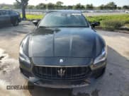 ✅ 2022 Maserati Quattroporte Modena • VIN: ZAM56YPM9N1388449 • Lot: 70444415. Wystawiony na Copart z przebiegiem 22 606 mil. Bezpłatny archiwum sprzedaży aukcyjnych z USA i szczegółowy raport historii pojazdu na DreamBid. Zdjęcie 5.