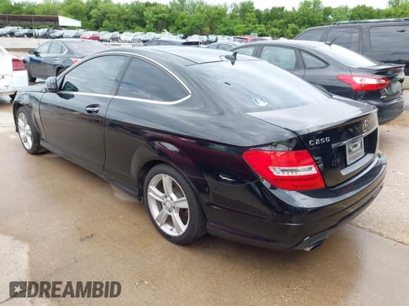 ✅ 2015 Mercedes-Benz C 250 • VIN: WDDGJ4HBXFG383850 • Lot: 41809724. Wystawiony na IAAI z przebiegiem 100 032 mil. Bezpłatny archiwum sprzedaży aukcyjnych z USA i szczegółowy raport historii pojazdu na DreamBid. Zdjęcie 3.