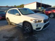 ✅ 2018 BMW X1 xDrive28i • VIN: WBXHT3C3XJ5L30737 • Lot: 43567356. Wystawiony na IAAI z przebiegiem 77 546 mil. Bezpłatny archiwum sprzedaży aukcyjnych z USA i szczegółowy raport historii pojazdu na DreamBid. Zdjęcie 1.