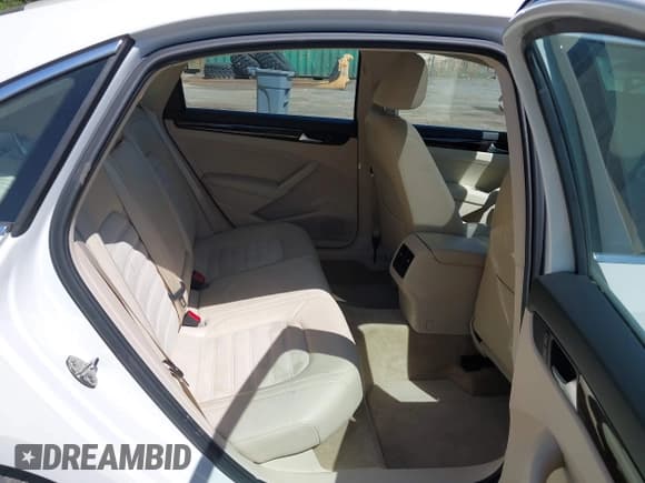 ✅ 2015 Volkswagen Passat SEL Premium • VIN: 1VWCT7A31FC072643 • Лот: 42104061. Опубликован ранее на IAAI с пробегом 117 277 миль. Бесплатный доступ к архиву аукционных продаж из США и подробный отчёт об истории автомобиля на DreamBid. Изображение 8.