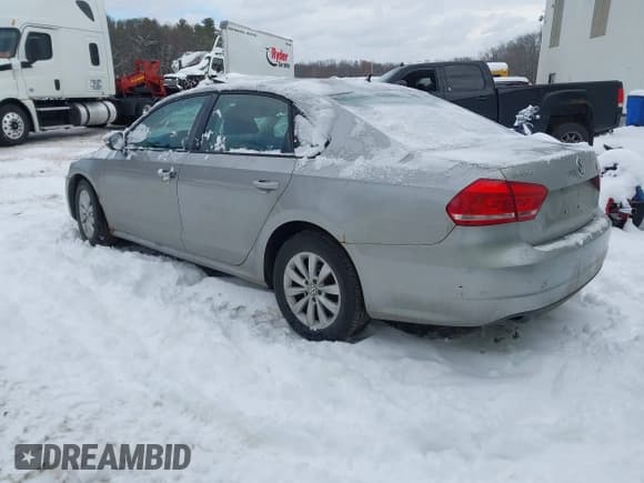 ✅ 2012 Volkswagen Passat S • VIN: 1VWAP7A35CC053276 • Lot: 43779958. Wystawiony na IAAI z przebiegiem 167 406 mil. Bezpłatny archiwum sprzedaży aukcyjnych z USA i szczegółowy raport historii pojazdu na DreamBid. Zdjęcie 3.