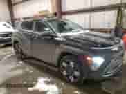 2024 Hyundai Kona SEL с VIN KM8HBCAB3RU110802, выставлен на аукционе Copart как лот 85800354 с пробегом 19 681 миль миль и Чистый • Clean title. История ставок и продаж доступна на DreamBid. Изображение 4.