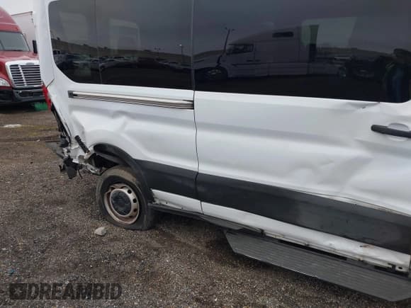 ✅ 2020 Ford Transit Passenger XL • VIN: 1FBAX2C89LKB05159 • Lot: 41356765. Wystawiony na IAAI z przebiegiem 32 436 mil. Bezpłatny archiwum sprzedaży aukcyjnych z USA i szczegółowy raport historii pojazdu na DreamBid. Zdjęcie 6.