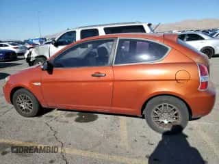 2007 Hyundai Accent GS z VIN KMHCM36CX7U004155, wystawiony jako Copart lot #81428464 z przebiegiem 98 761 mil mil oraz Czysty tytuł • Clean title. Historia ofert i sprzedaży dostępna na DreamBid. Obrazek 2.