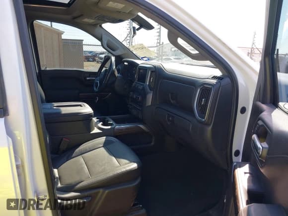 ✅ 2019 Chevrolet Silverado 1500 LT Trail Boss • VIN: 3GCPYFED9KG228518 • Lot: 43415735. Wystawiony na IAAI z przebiegiem 104 016 mil. Bezpłatny archiwum sprzedaży aukcyjnych z USA i szczegółowy raport historii pojazdu na DreamBid. Zdjęcie 5.