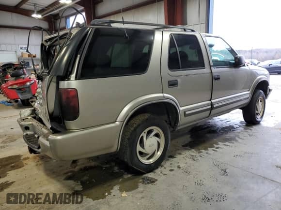 2001 Chevrolet Blazer LT z VIN 1GNDT13W412179364, wystawiony jako Copart lot #83829294 z przebiegiem 244 002 mil mil oraz Szkoda całkowita • Salvage title. Historia ofert i sprzedaży dostępna na DreamBid. Obrazek 3.
