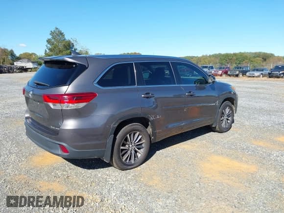 ✅ 2017 Toyota Highlander XLE • VIN: 5TDJZRFH1HS394225 • Lot: 43425490. Wystawiony na IAAI z przebiegiem 179 254 mil. Bezpłatny archiwum sprzedaży aukcyjnych z USA i szczegółowy raport historii pojazdu na DreamBid. Zdjęcie 4.