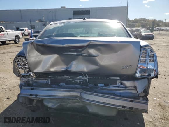 ✅ 2013 Chrysler 300 • VIN: 2C3CCAAG0DH658431 • Lot: 82702025. Wystawiony na Copart z przebiegiem 113 788 mil. Bezpłatny archiwum sprzedaży aukcyjnych z USA i szczegółowy raport historii pojazdu na DreamBid. Zdjęcie 6.