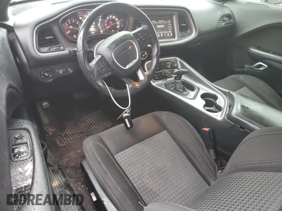 ✅ 2018 Dodge Challenger SXT Plus • VIN: 2C3CDZAG2JH339149 • Lot: 37166524. Wystawiony na Copart z przebiegiem 65 277 mil. Bezpłatny archiwum sprzedaży aukcyjnych z USA i szczegółowy raport historii pojazdu na DreamBid. Zdjęcie 8.