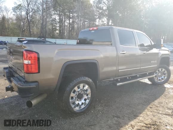 ✅ 2015 GMC Sierra 2500HD SLT • VIN: 1GT12ZE86FF621914 • Lot: 88488975. Wystawiony na Copart z przebiegiem 172 374 mil. Bezpłatny archiwum sprzedaży aukcyjnych z USA i szczegółowy raport historii pojazdu na DreamBid. Zdjęcie 3.
