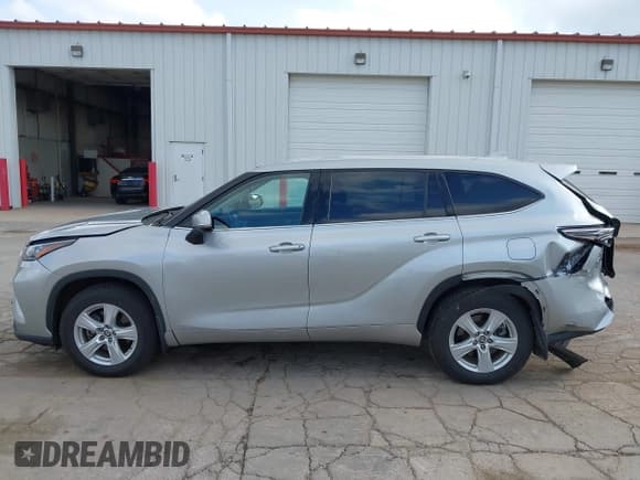 ✅ 2020 Toyota Highlander LE • VIN: 5TDBZRBH8LS511947 • Lot: 43113104. Listed on IAAI with 64,294 mi. Free auction sales archive from the USA and detailed vehicle history report at DreamBid. Image 15.
