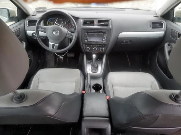 ✅ 2013 Volkswagen Jetta Hybrid SEL Premium • VIN: 3VW637AJ4DM275842 • Lot: 46632075. Wystawiony na Copart z przebiegiem 130 777 mil. Bezpłatny archiwum sprzedaży aukcyjnych z USA i szczegółowy raport historii pojazdu na DreamBid. Zdjęcie 8.