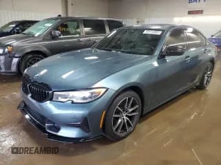 ✅ 2019 BMW 3 Series 330i xDrive • VIN: WBA5R7C53KAJ85084 • Лот: 93414395. Опубликован ранее на Copart с пробегом 77 356 миль. Бесплатный доступ к архиву аукционных продаж из США и подробный отчёт об истории автомобиля на DreamBid. Изображение 1.