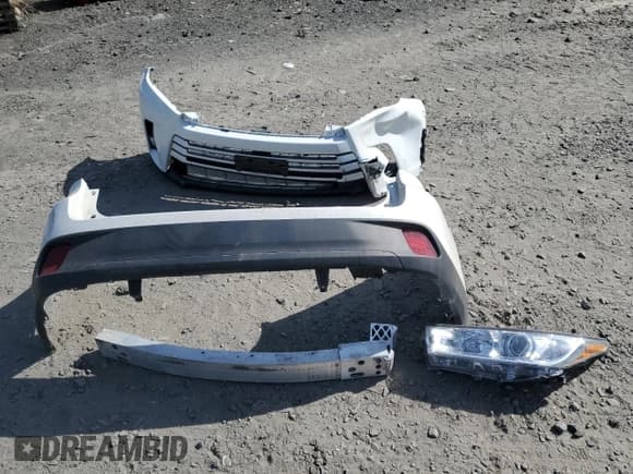 ✅ 2017 Toyota Highlander XLE • VIN: 5TDJZRFHXHS388827 • Lot: 60254015. Listed on Copart with 64,836 mi. Free auction sales archive from the USA and detailed vehicle history report at DreamBid. Image 13.