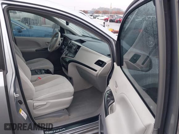 ✅ 2014 Toyota Sienna LE AAS • VIN: 5TDKK3DC5ES503410 • Лот: 43661128. Опубликован ранее на IAAI с пробегом 84 262 миль. Бесплатный доступ к архиву аукционных продаж из США и подробный отчёт об истории автомобиля на DreamBid. Изображение 5.