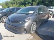 ✅ 2015 Toyota Sienna SE • VIN: 5TDXK3DC3FS684448 • Лот: 42629958. Опубликован ранее на IAAI с пробегом 125 645 миль. Бесплатный доступ к архиву аукционных продаж из США и подробный отчёт об истории автомобиля на DreamBid. Изображение 2.