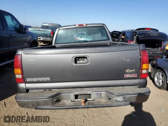 2002 GMC Sierra 1500 z VIN 1GTEC14W92Z280310, wystawiony jako Copart lot #74731204 z przebiegiem 241 075 mil mil oraz Szkoda całkowita • Salvage title. Historia ofert i sprzedaży dostępna na DreamBid. Obrazek 6.