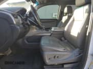 ✅ 2018 Chevrolet Suburban LT • VIN: 1GNSKHKC7JR211323 • Lot: 91936545. Wystawiony na Copart z przebiegiem 365 368 mil. Bezpłatny archiwum sprzedaży aukcyjnych z USA i szczegółowy raport historii pojazdu na DreamBid. Zdjęcie 7.