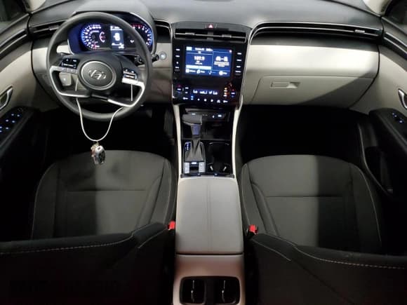 ✅ 2024 Hyundai Tucson SEL • VIN: 5NMJBCDE3RH347275 • Lot: 82139734. Wystawiony na Copart z przebiegiem 27 718 mil. Bezpłatny archiwum sprzedaży aukcyjnych z USA i szczegółowy raport historii pojazdu na DreamBid. Zdjęcie 8.