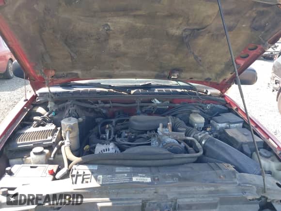 1999 Chevrolet Blazer LS z VIN 1GNCT18W6XK240758, wystawiony jako IAAI lot #42729667 z przebiegiem Nie podano mil oraz . Historia ofert i sprzedaży dostępna na DreamBid. Obrazek 10.