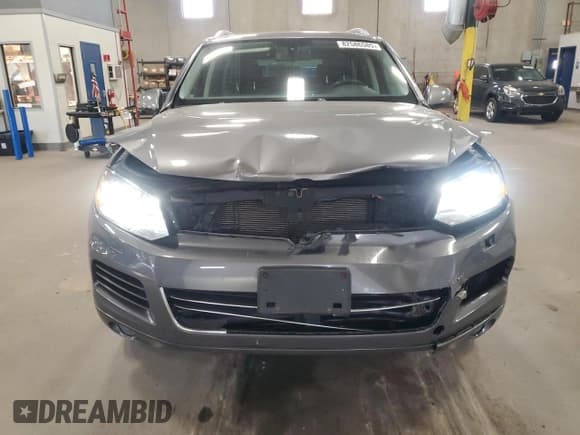 ✅ 2013 Volkswagen Touareg Sport • VIN: WVGEF9BP4DD006042 • Lot: 82586585. Wystawiony na Copart z przebiegiem 120 942 mil. Bezpłatny archiwum sprzedaży aukcyjnych z USA i szczegółowy raport historii pojazdu na DreamBid. Zdjęcie 5.