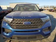 ✅ 2022 Ford Explorer • VIN: 1FMSK7BH4NGB93987 • Lot: 46598345. Wystawiony na Copart z przebiegiem 85 281 mil. Bezpłatny archiwum sprzedaży aukcyjnych z USA i szczegółowy raport historii pojazdu na DreamBid. Zdjęcie 5.